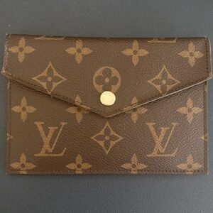 LV small envelope in good condition